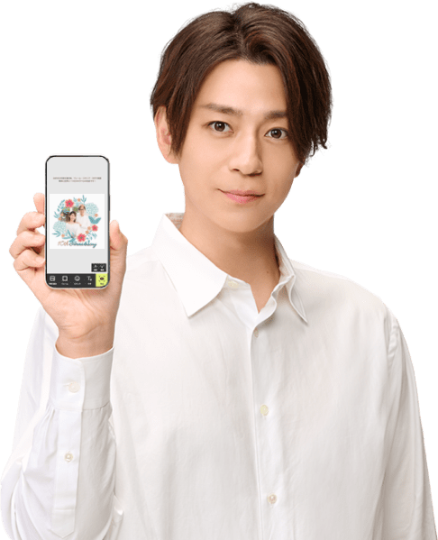 スナップシリーズのラベル作成画面のスマホを持った三浦翔平さん